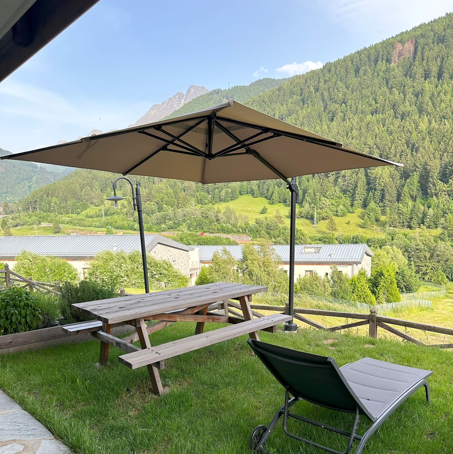 casa in affitto a ponte di legno - ombrellone giardino privato