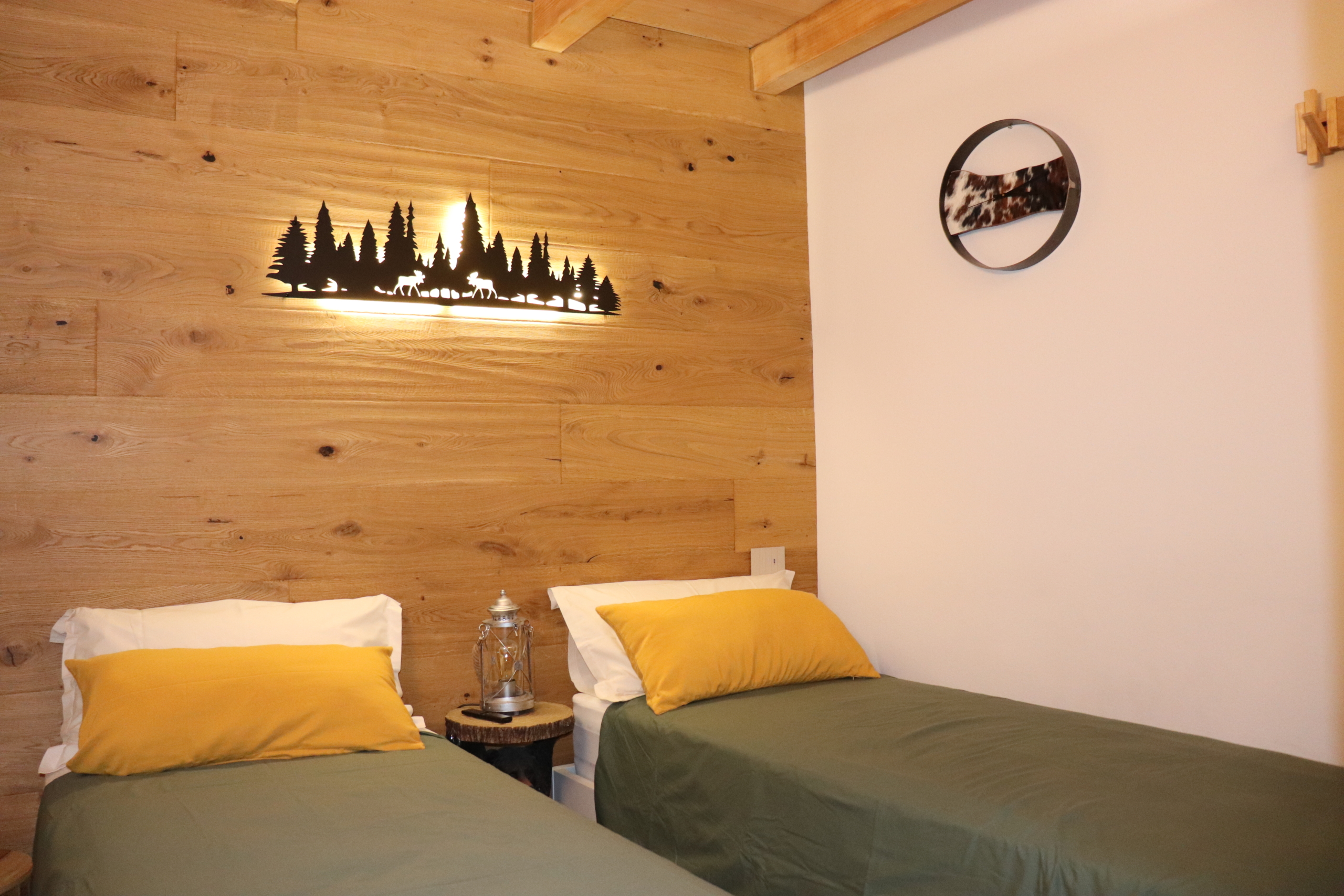 casa in affitto a ponte di legno - camera da letto doppia scultura illuminata